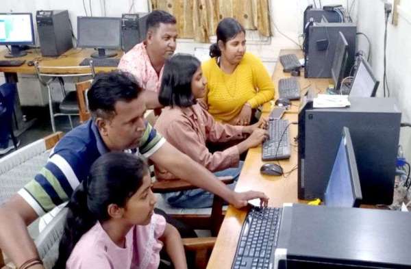 Daughter @ Work: पापा की कुर्सी पर बैठ फुली नहीं समाई परी