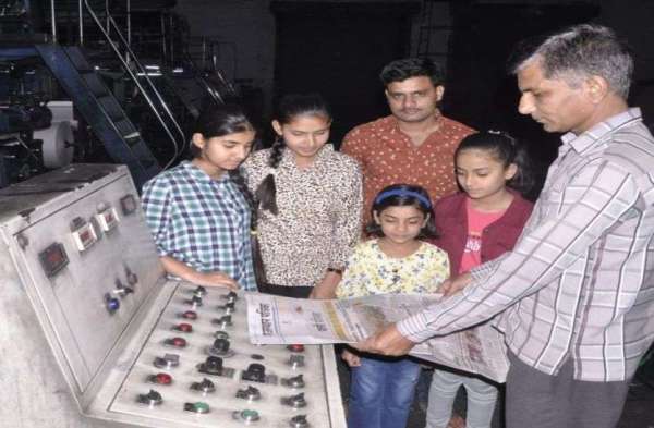 Daughter @ Work: पापा की कुर्सी पर बैठ फुली नहीं समाई परी