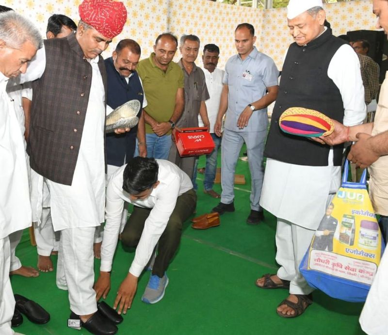 पचपदरा विधायक मदन प्रजापत ने सीएम की मौजूदगी में पहने जूते