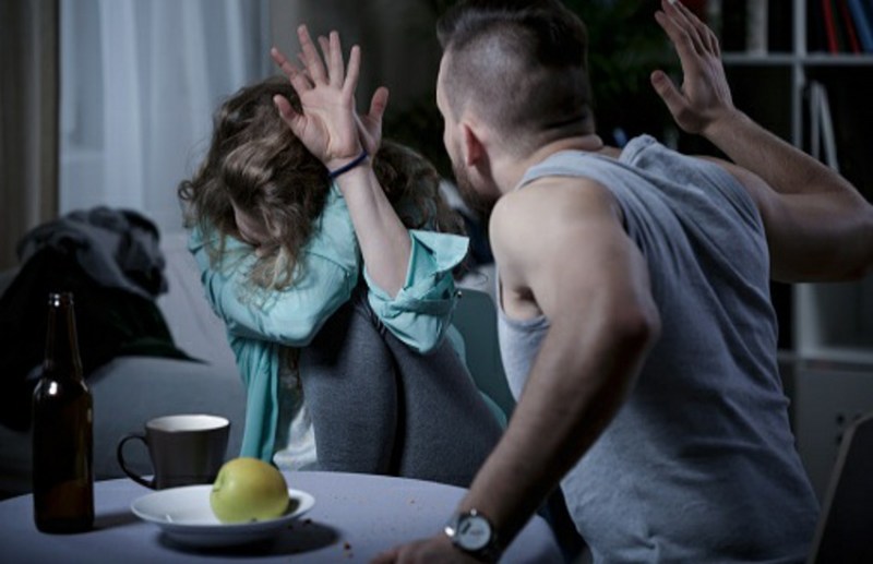 शराबी पति से मार खाने ससुराल जाने से किया इंकार...तो समाज से बेदखल