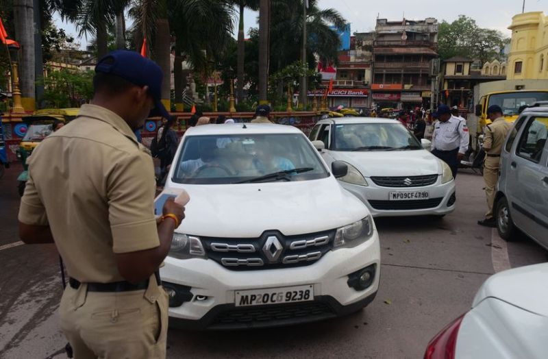 ढाई महीने में दोगुना चालान वसूलकर पुलिस नंबर बढ़ाने की होड़ में, ट्रैफिक भगवान भरोसे