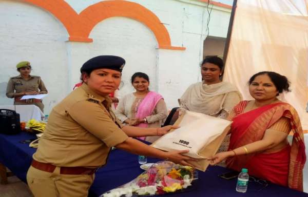 महिलाओं बेटियों को सम्मानित करती क्षेत्राधिकारी शिल्पी वर्मा