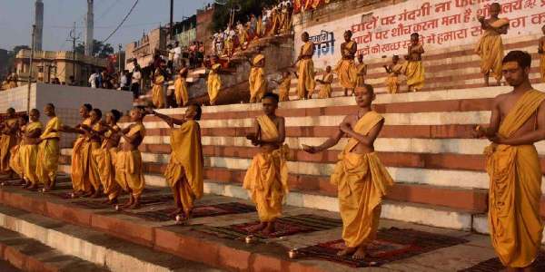 भगवान् भास्कर की प्रथम किरण निकलते ही उतारी आरती