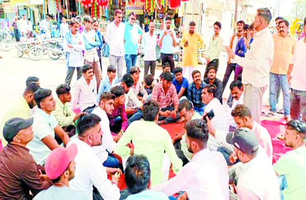 Patrika Photo Gallery: धरना स्थल पर बढ़ रही भीड़, दवा की दुकानें भी बंद, पुलिस ने लहराई लाठियां