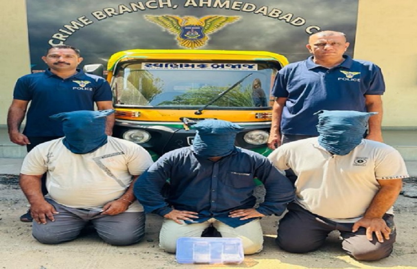 गांधीनगर में यात्रियों को ऑटो में बिठाकर कीमती सामान चुराने के आरोप में 3 गिरफ्तार