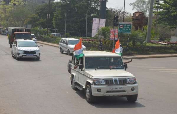 दिल्ली के इंडिया गेट से सीआरपीएफ की 75 वीरांगनाएं जगदलुपर के लिए बुलेट से निकलीं।