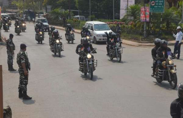 दिल्ली के इंडिया गेट से सीआरपीएफ की 75 वीरांगनाएं जगदलुपर के लिए बुलेट से निकलीं।