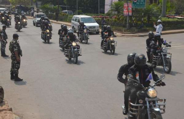 दिल्ली के इंडिया गेट से सीआरपीएफ की 75 वीरांगनाएं जगदलुपर के लिए बुलेट से निकलीं।