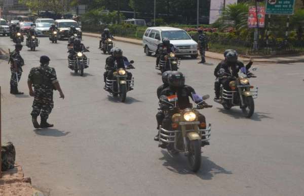 दिल्ली के इंडिया गेट से सीआरपीएफ की 75 वीरांगनाएं जगदलुपर के लिए बुलेट से निकलीं।