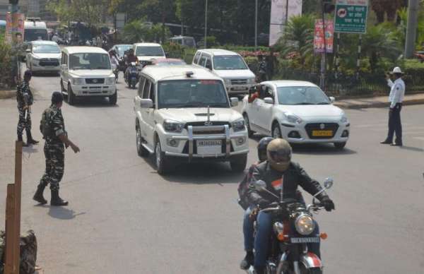 दिल्ली के इंडिया गेट से सीआरपीएफ की 75 वीरांगनाएं जगदलुपर के लिए बुलेट से निकलीं।