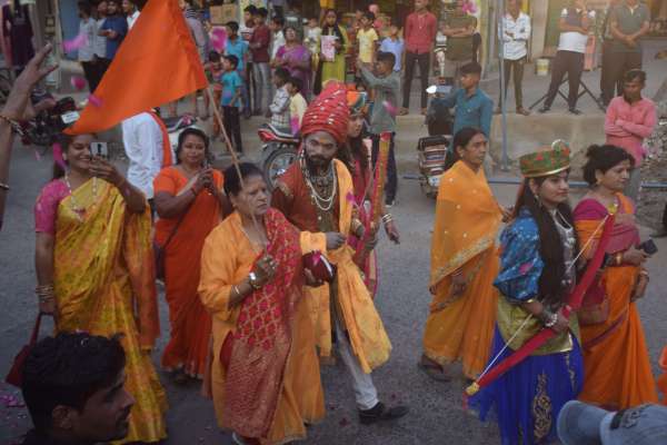 भगवा ध्वज के साथ जुलूस  