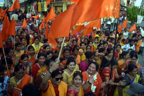 भगवा ध्वज के साथ जुलूस  