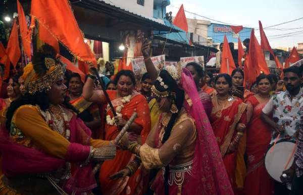 भगवा ध्वज के साथ जुलूस   