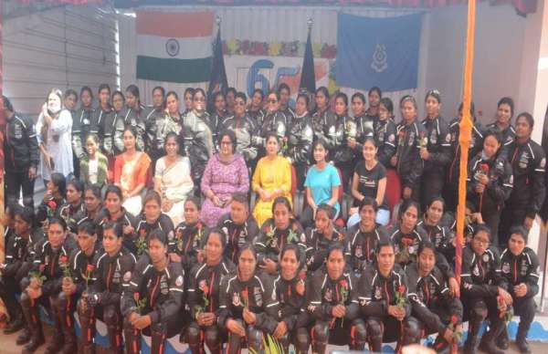 दिल्ली के इंडिया गेट से सीआरपीएफ की 75 वीरांगनाएं जगदलुपर के लिए बुलेट से निकलीं।