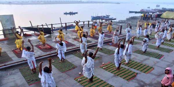 200 बटुकों ने एक साथ किया सूर्य नमस्कार