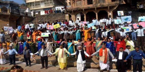 तुलसी घाट पर संकटमोचन महंत विश्वम्भरनाथ मिश्रा के आह्वान पर सामाजिक समरसता की मानव शृंखला बनायी गयी।