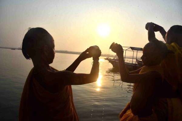 बटुकों ने दिया सूर्य को अर्घ्य