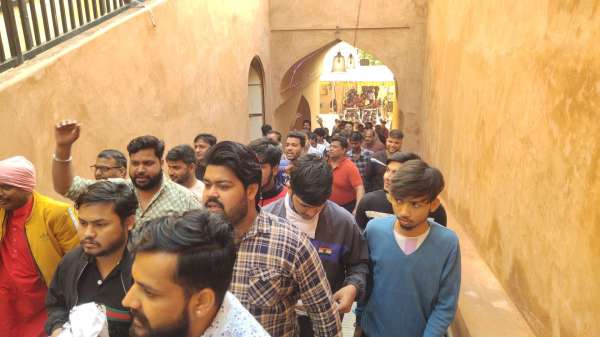 देवी मंदिरों में माता के दर्शन एवं पूजा-अर्चना के लिए सुबह से ही लंबी कतारें लगना शुरू हो गई।