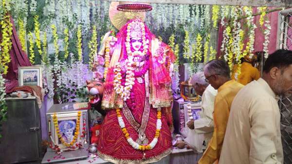 चैत्र नवरात्र आज से शुरू हो गए है। राजधानी जयपुर के मंदिरों में शुभ मुहूर्त में घट स्थापना के बाद माता रानी की आराधना की गई।