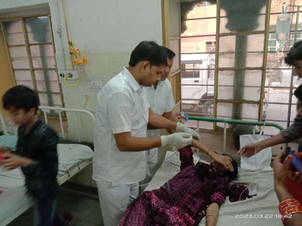  मरीजों की जांच करते हुए।