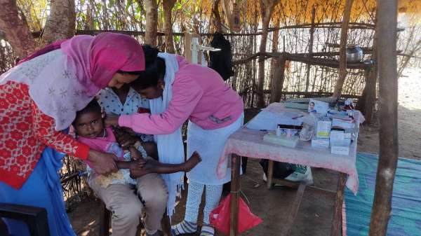 बच्चों का टीकाकरण करती टीम।