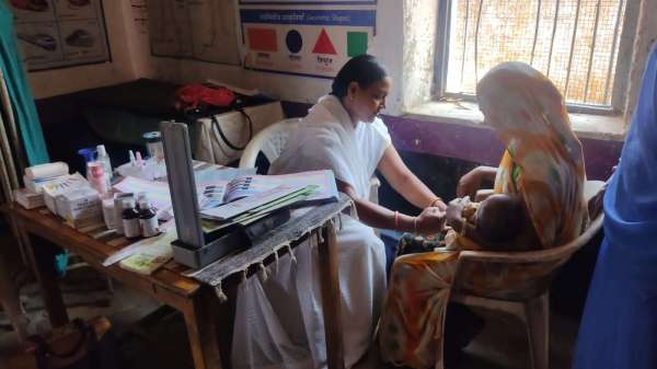बच्चों का टीकाकरण करती टीम।