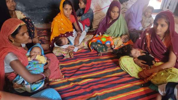 टीकाकरण के बारे में जानकारी लेती महिलाएं।