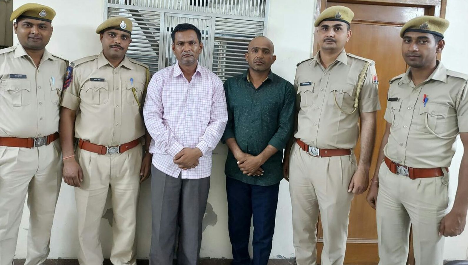 फर्जी प्रश्न पत्र बेचने के आरोपी नर्स के ठिकानों पर छापे