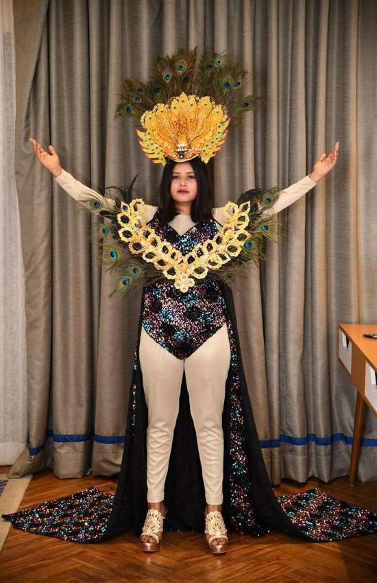 ब्यूटी एंड फैशन कॉम्पिटिशन के ग्रैंड फिनाले में मॉडल