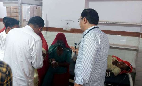  बीमार हुए परिवारजन व उपचार करते चिकित्सक।