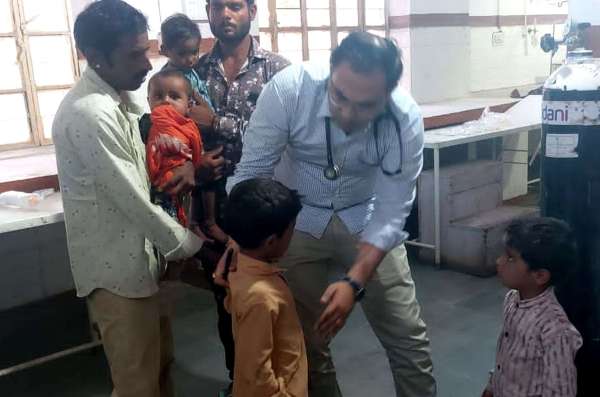  उपचार करते चिकित्सक