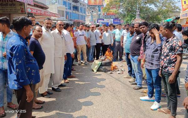 Patrika Photo Gallery: धरना स्थल पर बढ़ रही भीड़, दवा की दुकानें भी बंद, पुलिस ने लहराई लाठियां