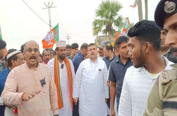 शुभेंदु अधिकारी के साथ आसपास से आए पार्टी के समर्थक भी थे। इस दौरान निकाली गई रैली में साथ चलते समर्थक।