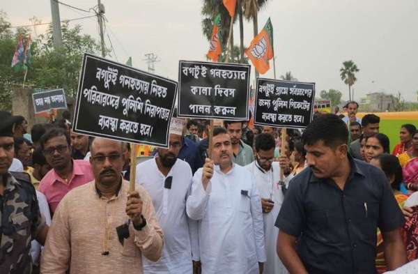 मौन जुलूस के दौरान नारे लिखी तख्तियां लेकर चलते समर्थक। इस दौरान पुलिस ने उन्हें रोकने की कोशिश भी की।