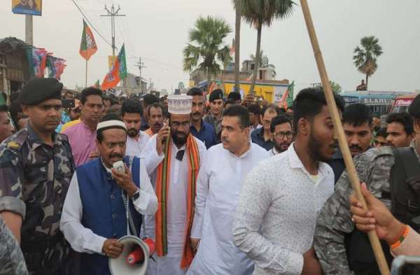 शुभेन्दु अधिकारी के साथ मौन जुलूस में बड़ी तादाद में आसपास के लोग भी शामिल हुए।