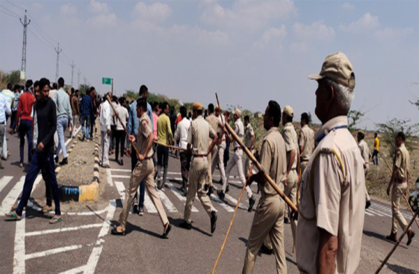 Patrika Photo Gallery: धरना स्थल पर बढ़ रही भीड़, दवा की दुकानें भी बंद, पुलिस ने लहराई लाठियां