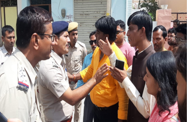 Patrika Photo Gallery: धरना स्थल पर बढ़ रही भीड़, दवा की दुकानें भी बंद, पुलिस ने लहराई लाठियां