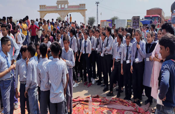 Patrika Photo Gallery: धरना स्थल पर बढ़ रही भीड़, दवा की दुकानें भी बंद, पुलिस ने लहराई लाठियां