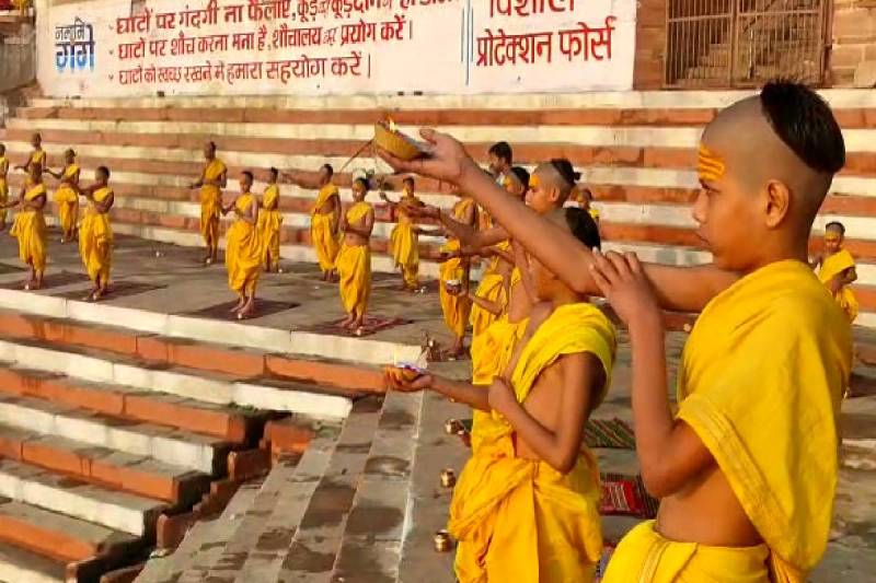 वाराणसी में बटुकों ने गंगा तट पर किया अनोखे अंदाज में हिन्दू नववर्ष का स्वागत
