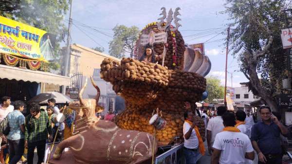  गलियों-मोहल्लों, सड़कों पर डीजे की धुनों पर लोग नाचते दिख रहे हैं। 
