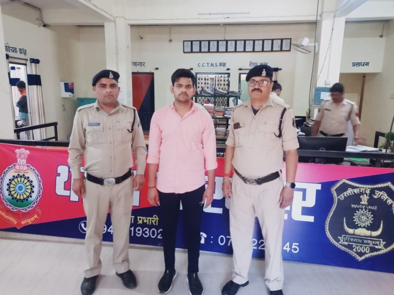 पर्स में छिपा कर लाया नशे की पुड़िया, पुलिस पहुंची खरीदार बन सौदा होने पर किया गिरफ्तार