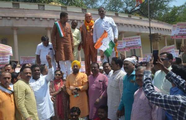 राहुल गांधी सच के साथ सत्य परेशान हो सकता है पराजित नहीं