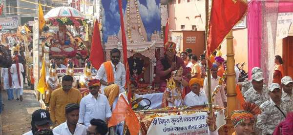 शहर में निकाली गई शोभायात्रा।