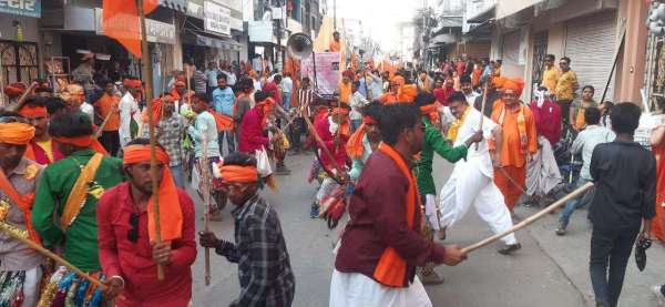 शोभायात्रा में गेर नृत्य करते युवा।