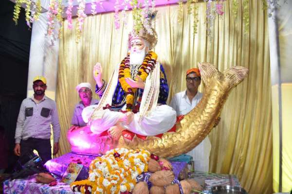 झूलेलाल जयंती पर सिंधी समाज का निकला जुलूस में आकर्षण का केन्द्र रही झांकी