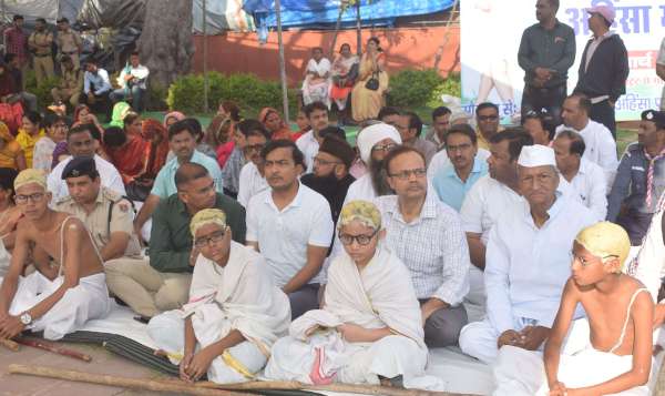 Non-violence march taken out on Sacrifice Day, all religion prayer meeting held..... see photos