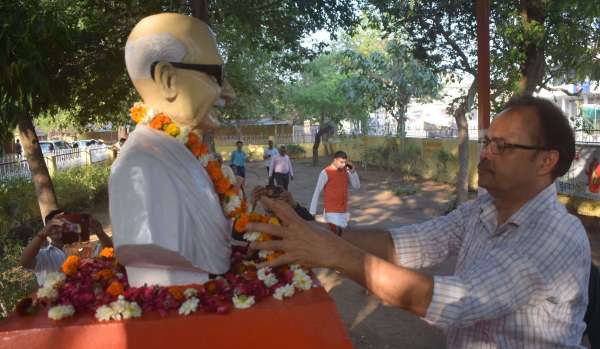 Non-violence march taken out on Sacrifice Day, all religion prayer meeting held..... see photos