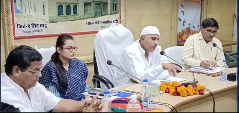 मंत्री ने कहा- अधिकारी आपस में तू-तू-मैं-मैं न करें, लोगों को लाभ पहुंचाएं