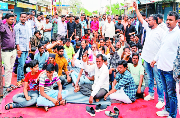 Patrika Photo Gallery: आन्दोलनकारियों से प्रशासन की वार्ता विफल, बाजार खुले, लेकिन रास्ते अब भी जाम