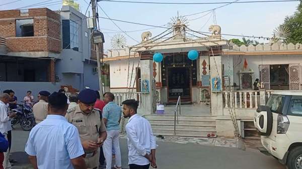 श्रीराम कॉलोनी के मंदिर में चोरी के बाद सुबह आसपास पूछताछ में जुटे अधिकारी।